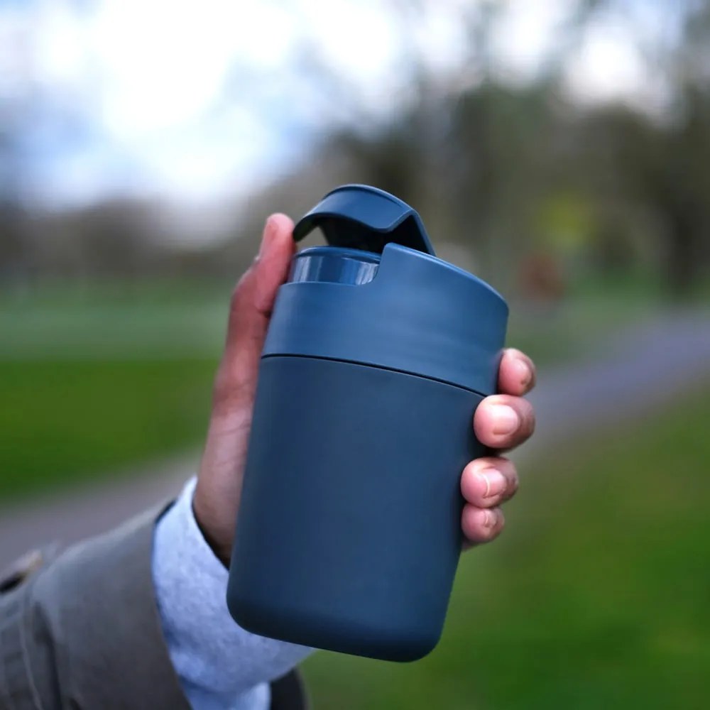 Tmavomodrý cestovný hrnček 340 ml Sipp – Joseph Joseph