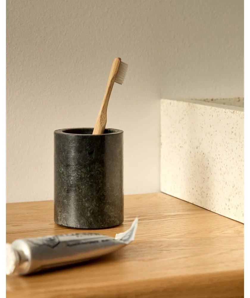 Tmavozelený mramorový téglik na zubné kefky Elenei – Kave Home