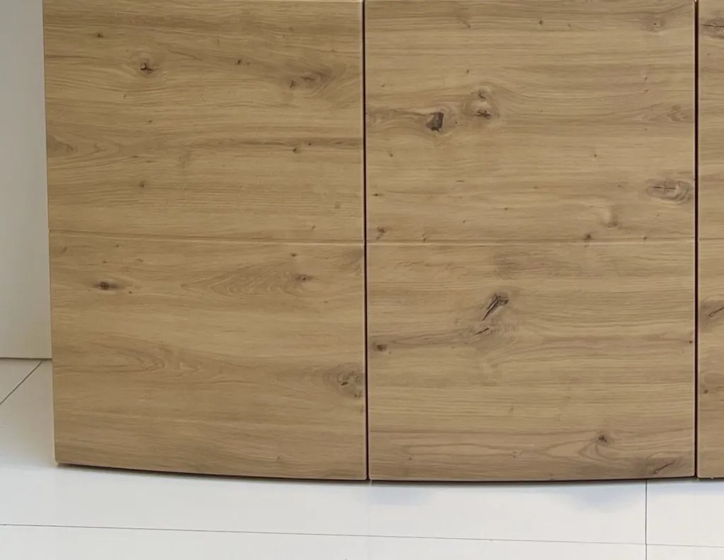 Široká vitrína Bolus, dub artisan, s osvetlením