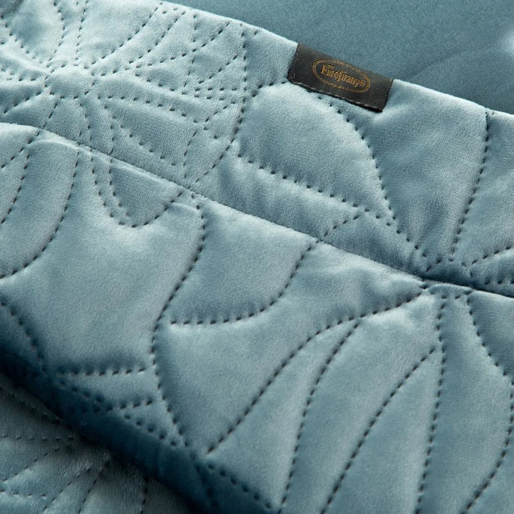 Krásny svetlo modrý zamatový prehoz na posteľ prešívaný metódou hot press