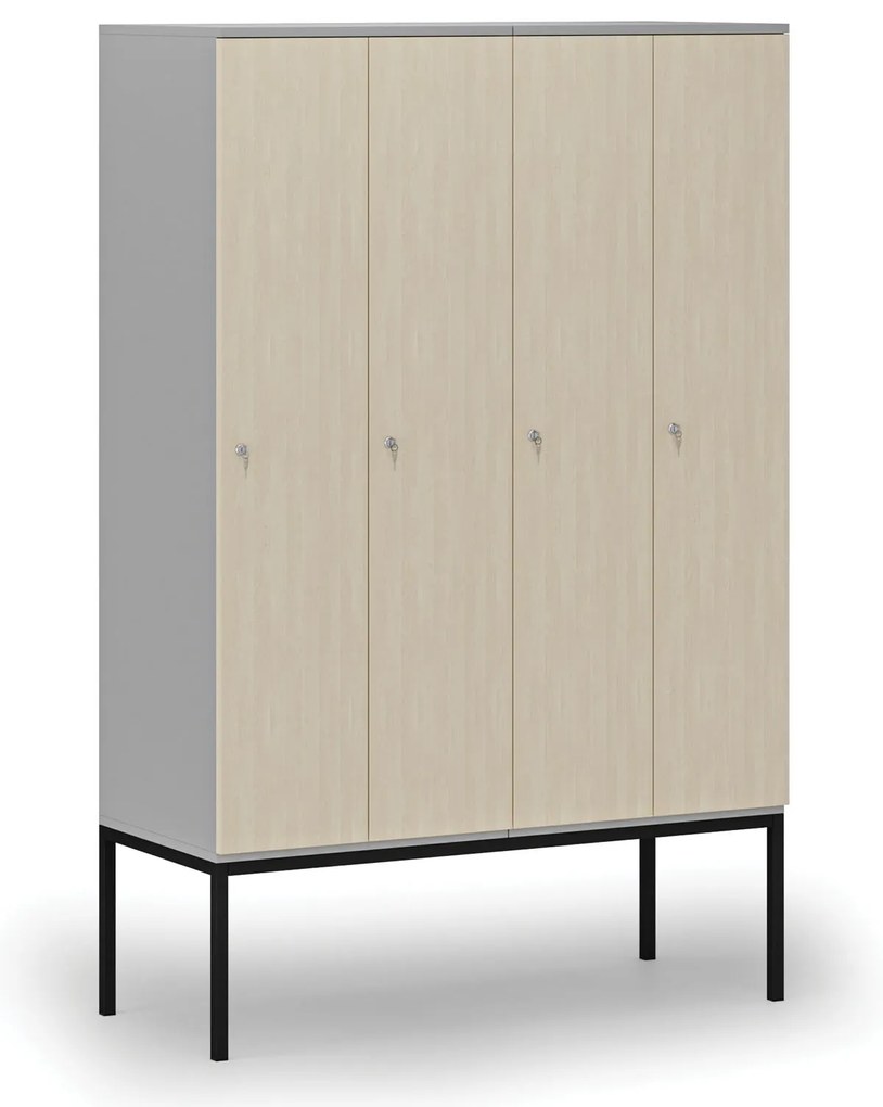 Drevená šatníková skrinka S4 s podnožou, 4 oddiely, 1871 x 1200 x 500 mm, demont, cylindrický zámok, sivá/breza