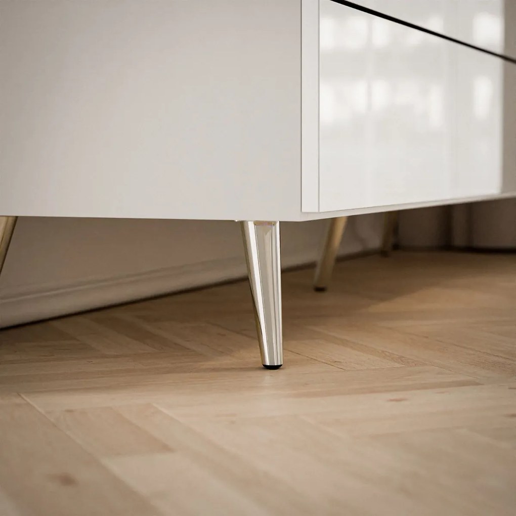 KOMODA NESSIE 3 SO ŠUPLÍKMI BIELY LESK + STRIEBORNÁ 140 cm