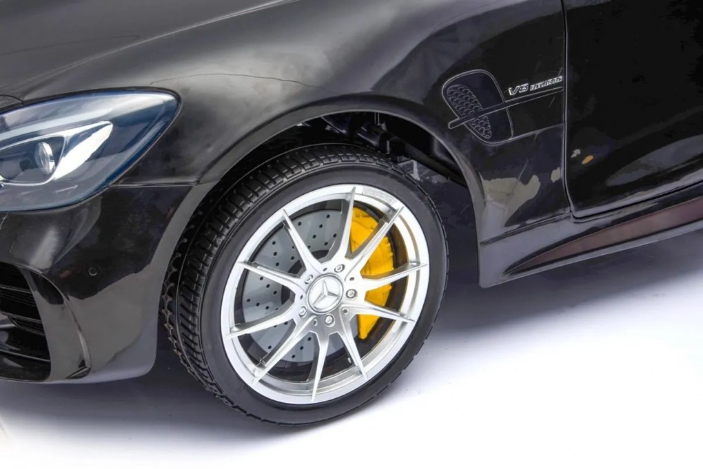 RAMIZ ELEKTRICKÉ AUTÍČKO MERCEDES-BENZ GT R 4 x 4 - LAKOVANÉ - ČIERNE - 4 x RS550PH-12V - 2 x 12V/7Ah - 2023