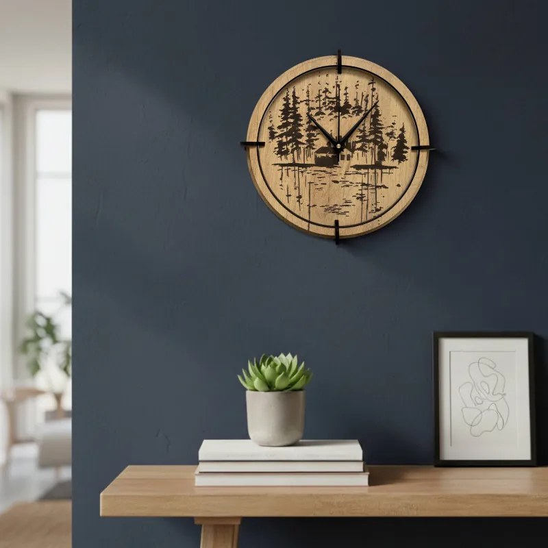 Drevené nástenné hodiny Lesná chatka pri jazere | SENTOP HDF0585-GOLD-OAK