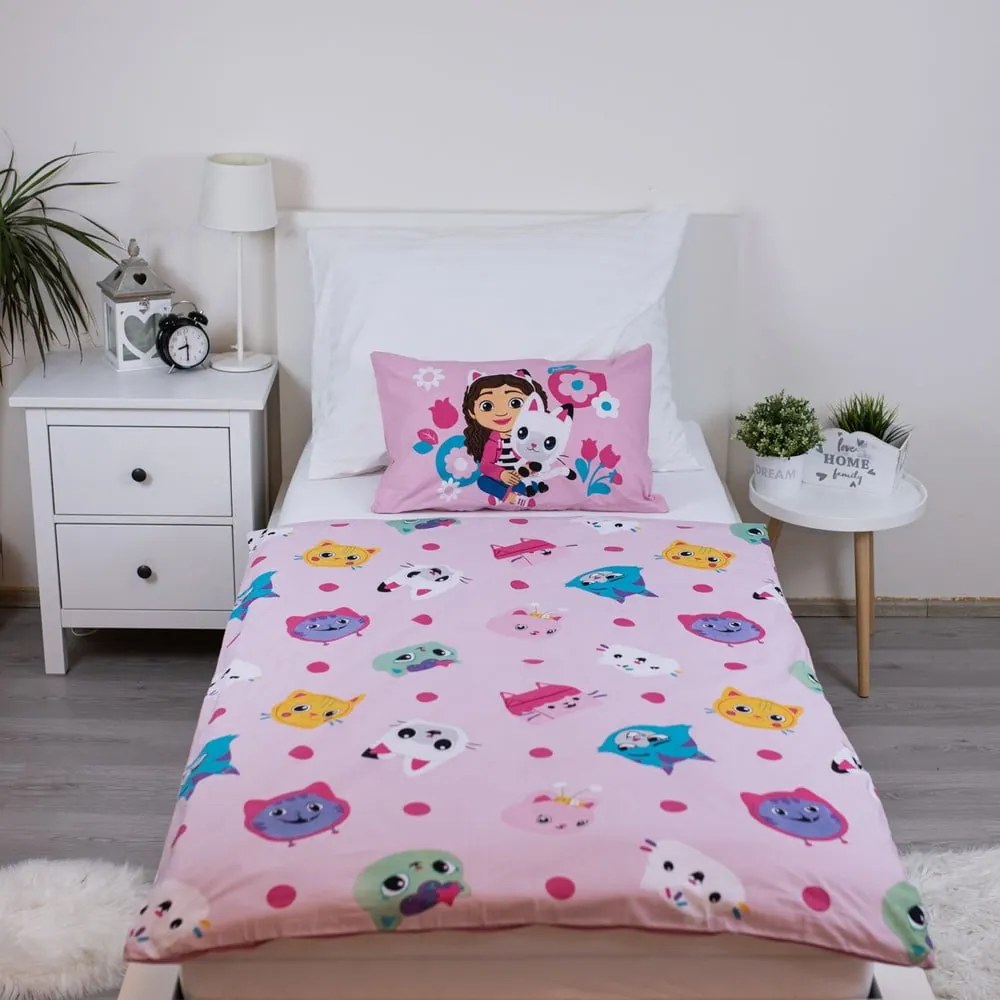 Ružové bavlnené detské obliečky do postieľky 100x135 cm Gabby's Dollhouse – Jerry Fabrics