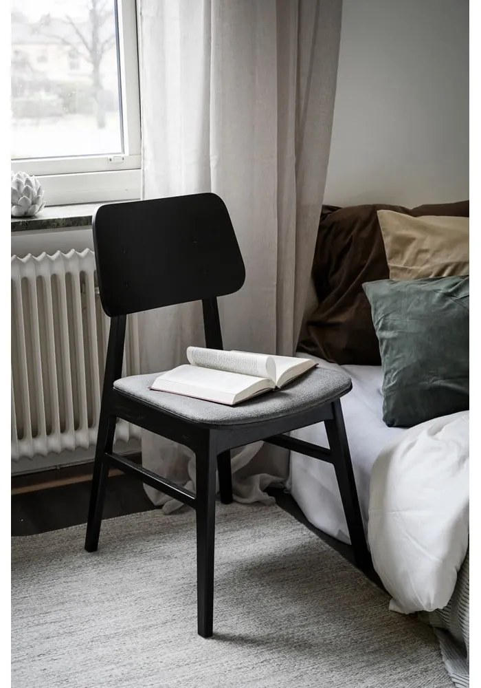 Čierna jedálenská stolička s tmavosivým sedákom Rowico Nagano