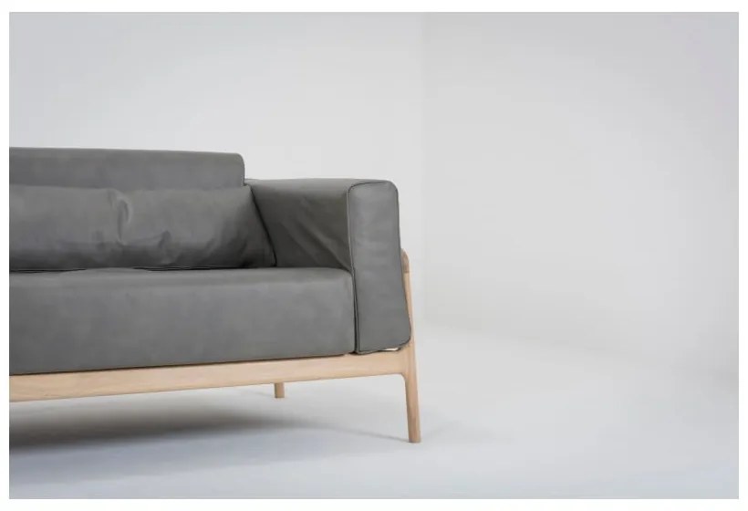 Tmavosivá pohovka z byvolej kože s konštrukciou z masívneho dubového dreva Gazzda Fawn, 210 cm