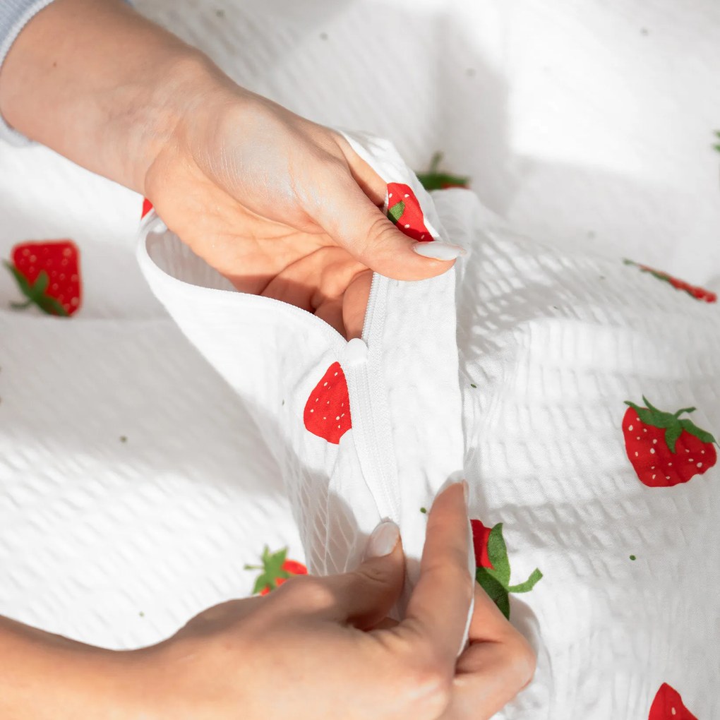 Goldea krepové posteľné obliečky - svieže jahody 150 x 200 a 50 x 60 cm