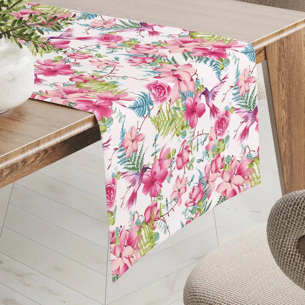 Biante Bavlnený behúň na stôl Sandra SA-493 Kolibríky s ružovými kvetmi na bielom 35x120 cm