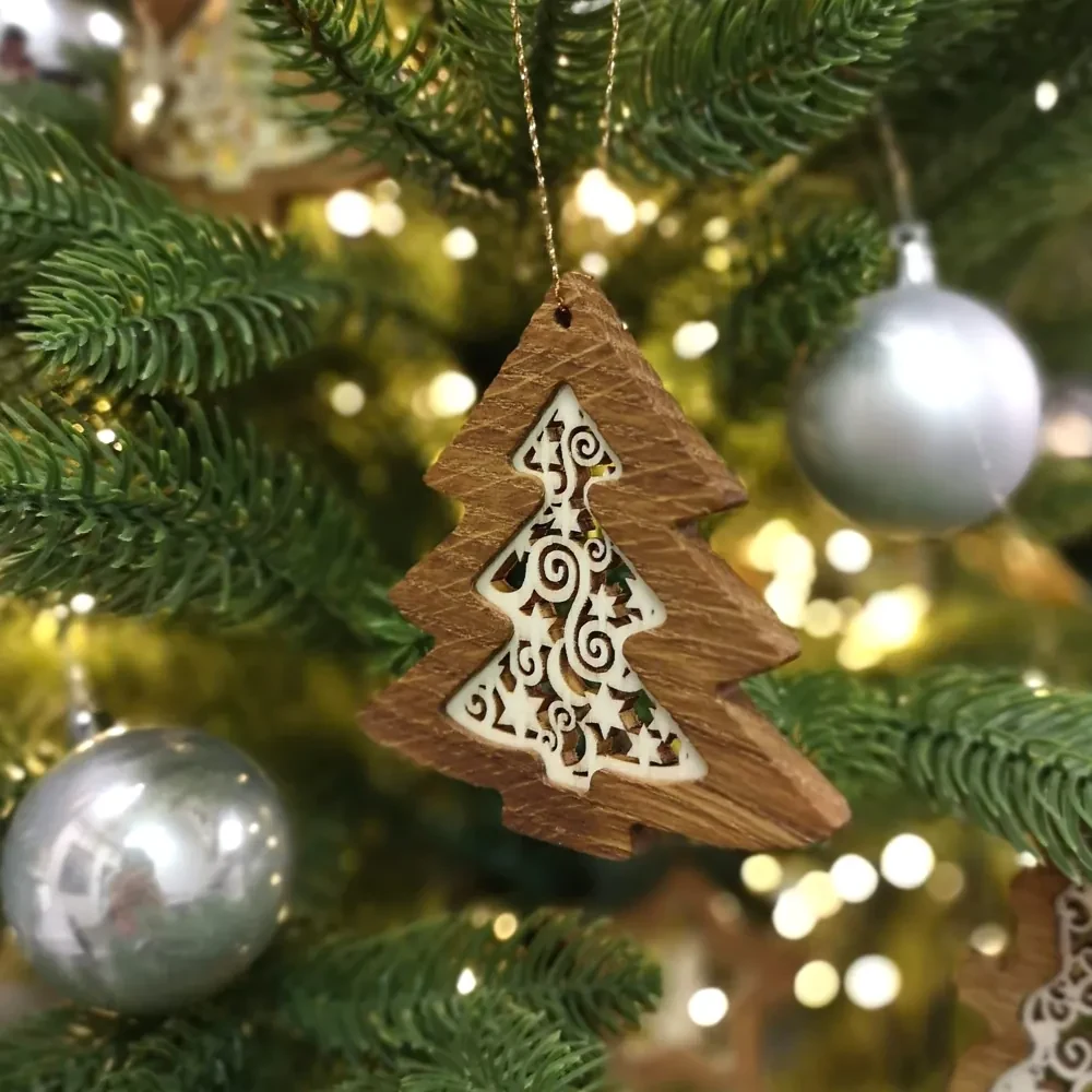 AMADEA Drevená ozdoba z masívu s vkladom - stromček s ornamentom 8 cm