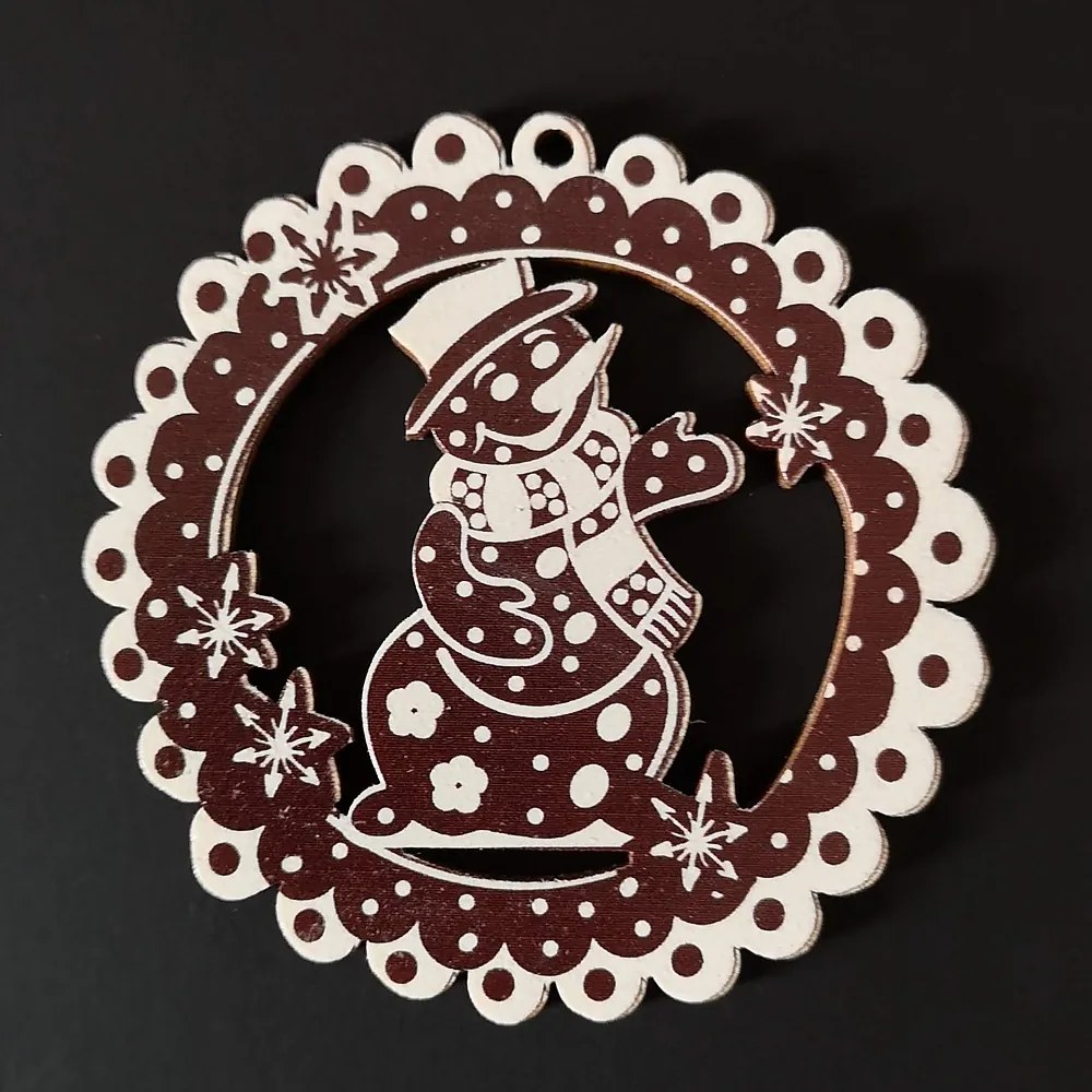 AMADEA Drevená ozdoba perníček tmavý - snehuliak 6 cm