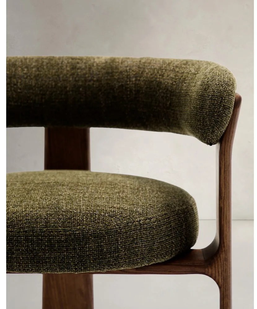 Khaki/hnedé jedálenské kreslo s podrúčkami z jaseňového dreva Granite – Kave Home