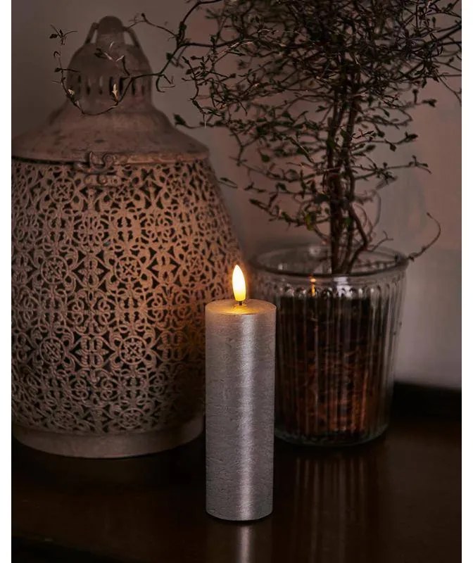 SIRIUS LED vosková sviečka Sille, 15cm, strieborná, d. 5cm