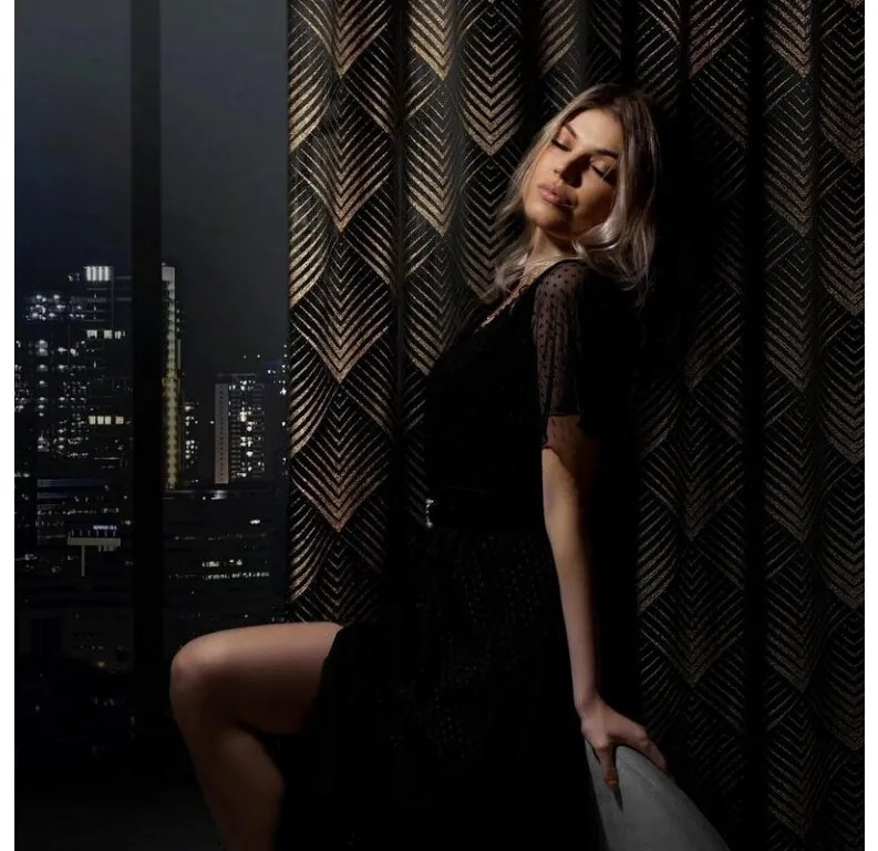 DECOREUM Mäkký záves z lesklého zamatu zdobený zlatou potlačou s geometrickým vzorom 140 cm x 250 cm čierna 100 % polyester Rozmer varianty: 140 cm x 250 cm, Farba varianty: čierna 98899