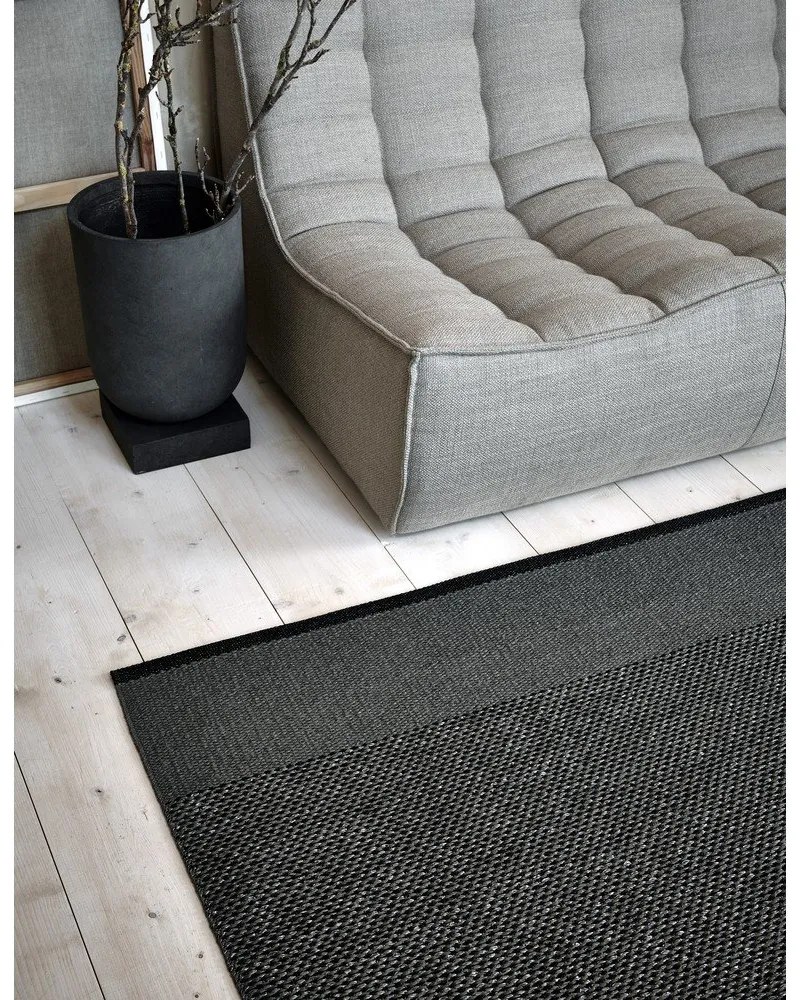 Antracitový vnútorný a vonkajší koberec 85x160 cm Edit Charcoal – Pappelina