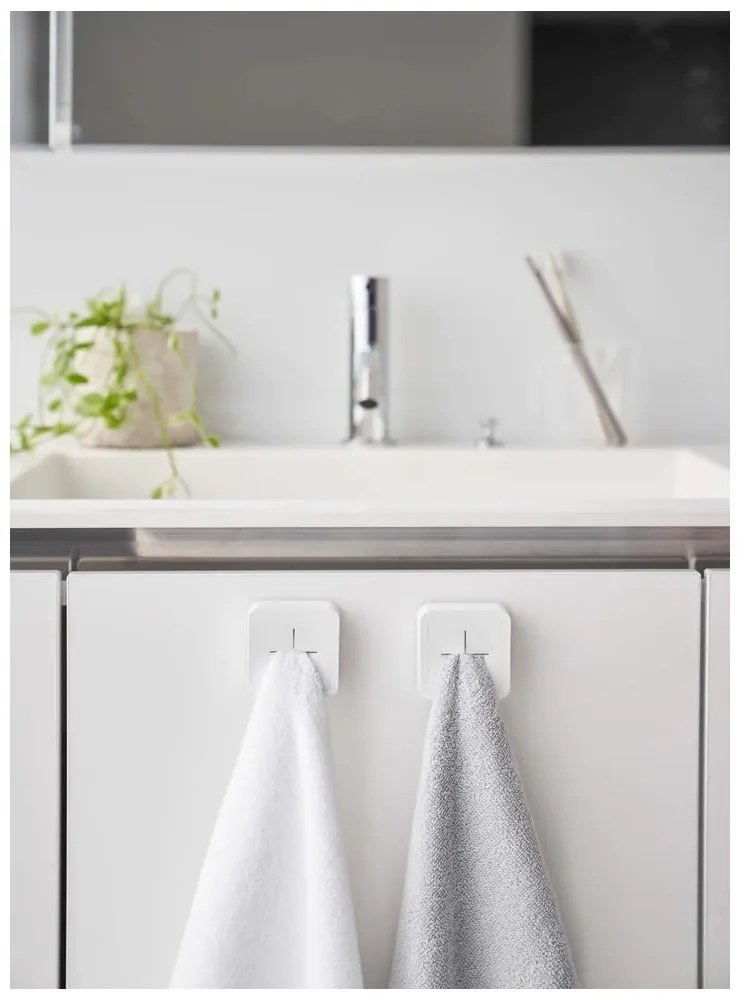 Biely samodržiaci plastový držiak na kuchynské utierky Film Hook – YAMAZAKI