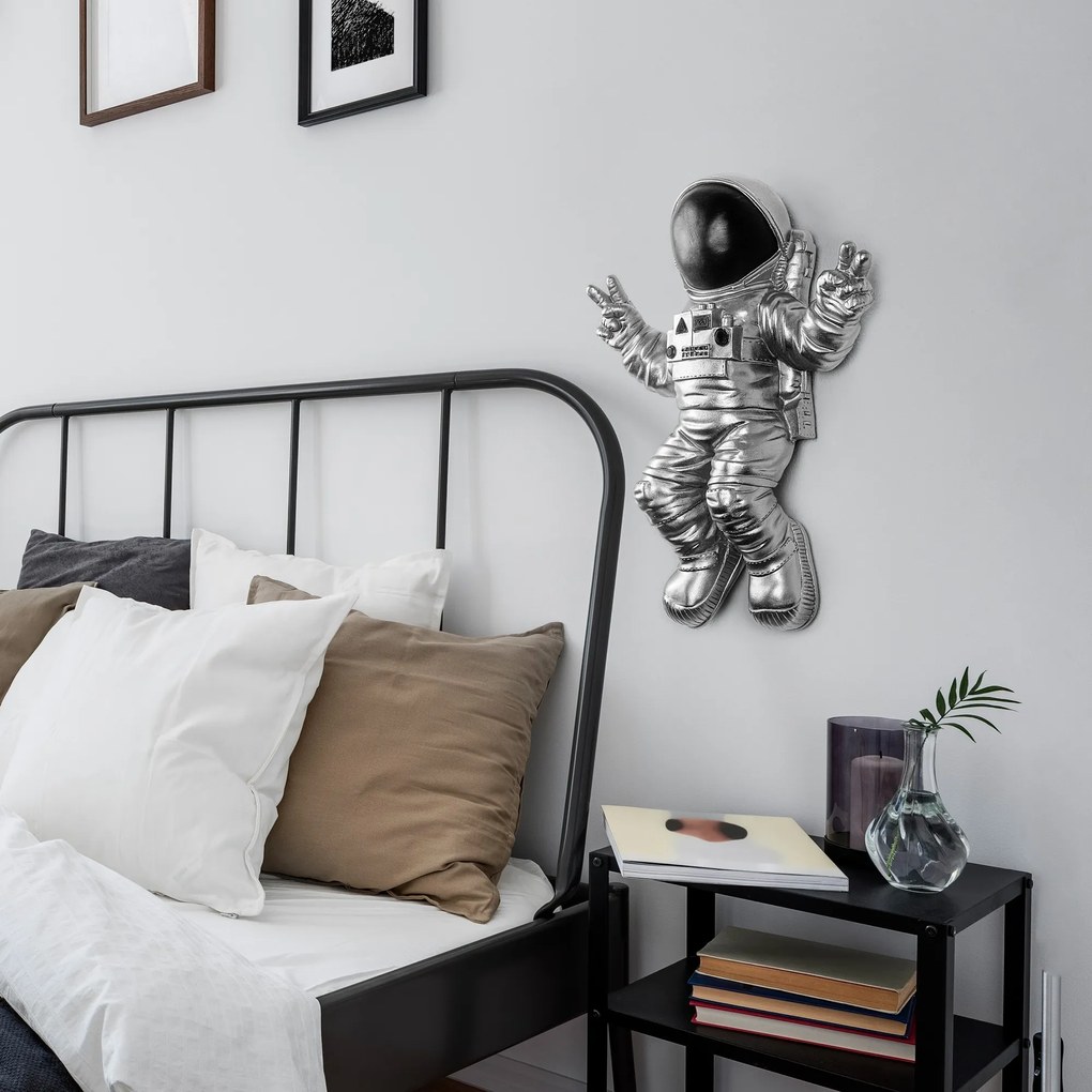 Nástenná dekorácia Astronaut strieborná/čierna