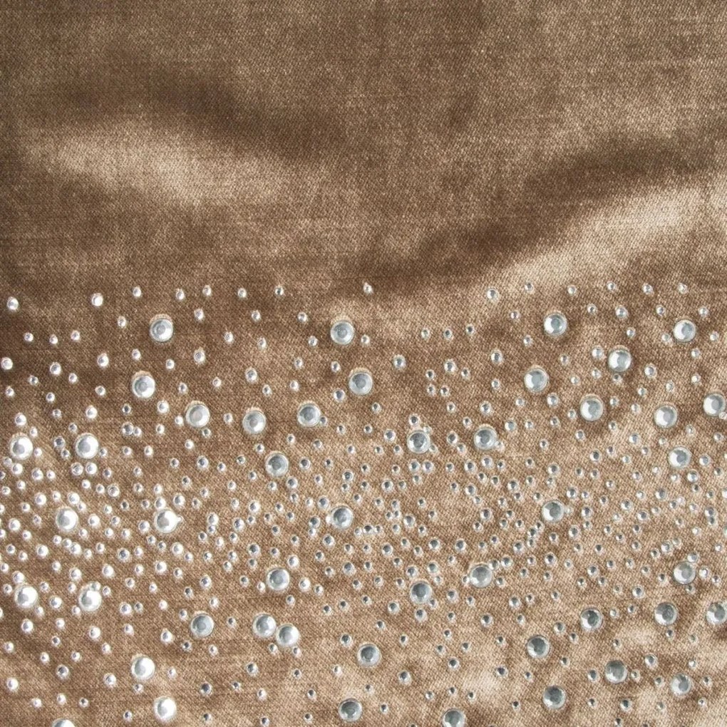 Luxsný zamatový stredový obrus v béžovej farbe s perličkami
