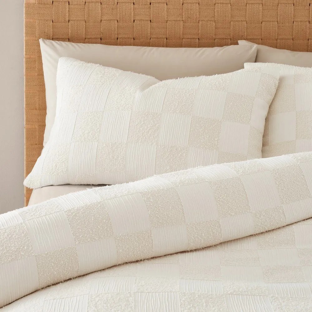 Krémovobiele predĺžené obliečky na dvojlôžko z materiálu bouclé 230x220 cm Cosy Checkerboard - Catherine Lansfield