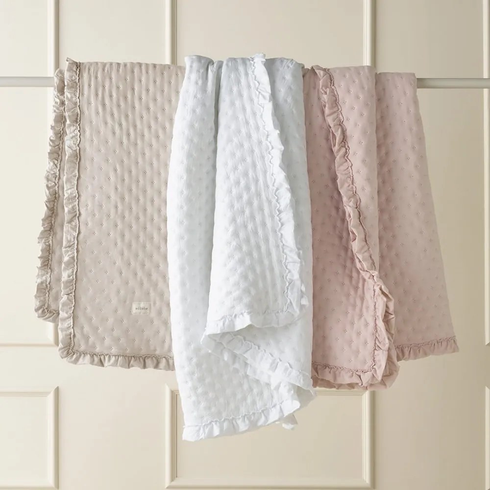 Biely prehoz na posteľ Molly s volánom 200 x 220 cm