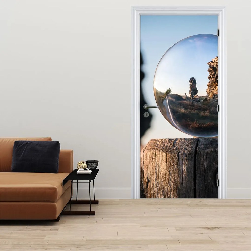 Fototapeta na dvere - Lupa a krajina (95x205cm)