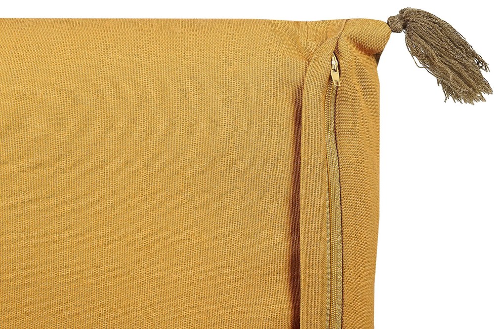Zamatový vankúš so strapcami 45 x 45 cm žltý RHEUM Beliani
