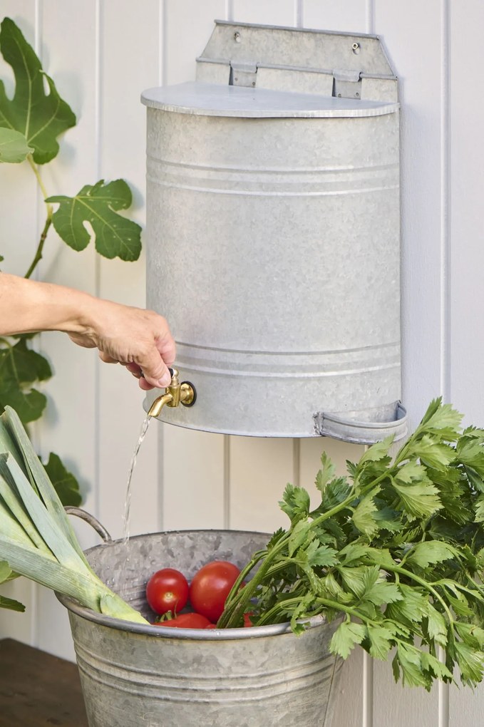 Ib Laursen Nástenná nádrž na vodu s kohútikom a mydelničkou Rustic 10,5 l