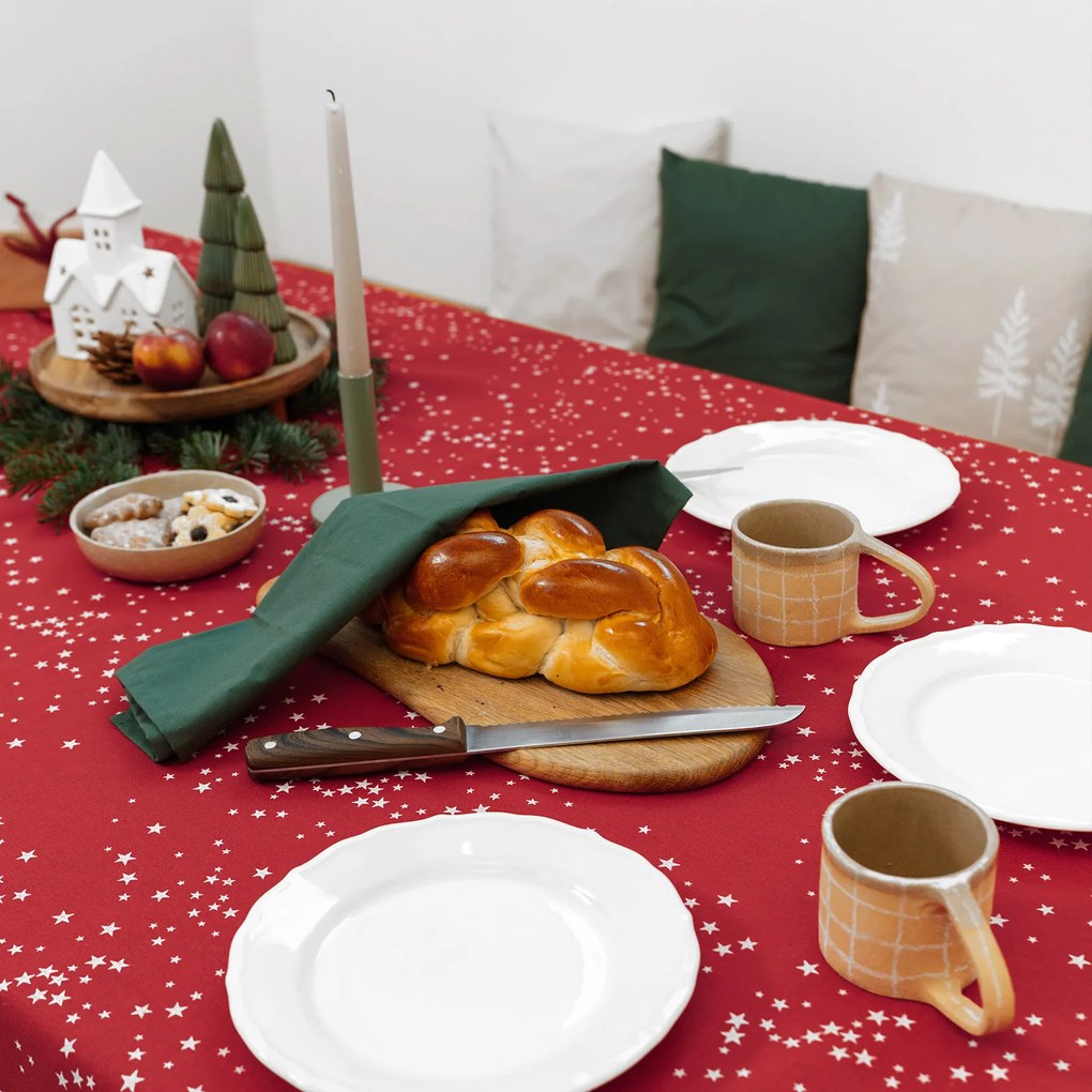 Goldea vianočný hranatý obrus valencia - hviezdičky na červenej 120 x 140 cm