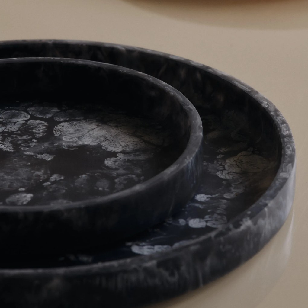 Ferm Living Dekoratívna okrúhla tácka Mist Charcoal Ø 30 cm