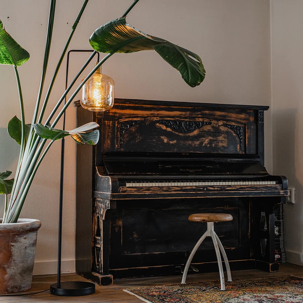 Inteligentná stojaca lampa čierna s mosadzou a jantárovým sklom vrátane WiFi G95 - Zuzanna