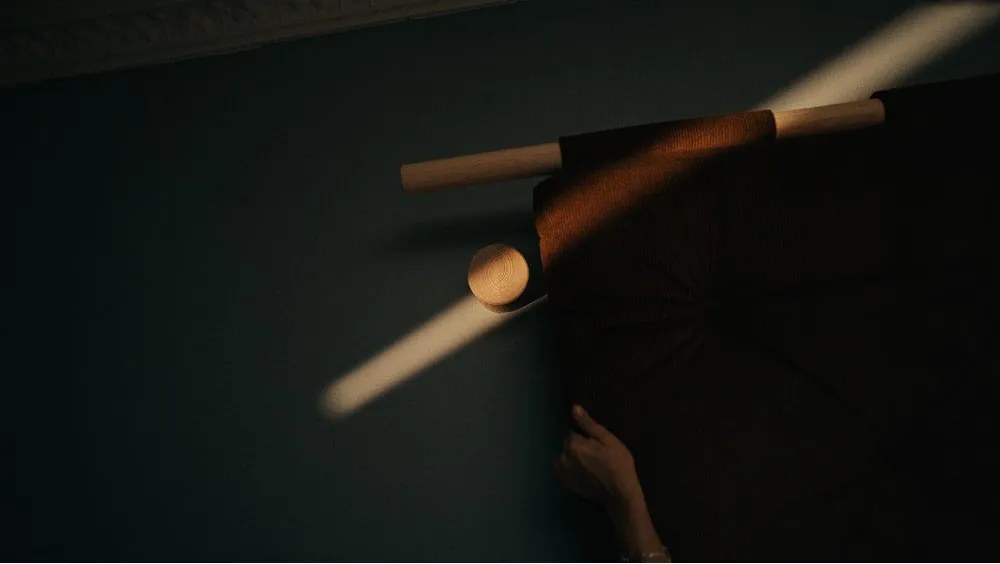 Krémové menčestrové kreslo Hooked – Karup Design