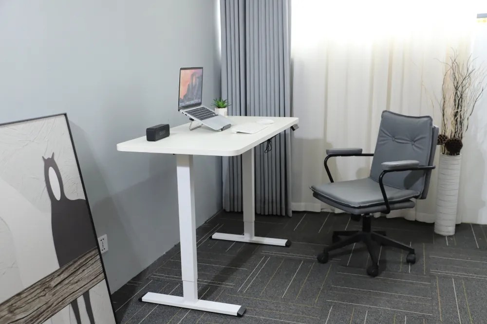 Výškovo nastaviteľný elektrický stôl BestBerg BBAT-14WW / rozmer 140x70 cm / výška 93,4-125,4 cm / biely