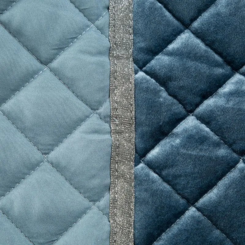 EUROFIRANY Elegantný vlnený prehoz na posteľ z kvalitného zamatu s výrazným leskom 220 cm x 240 cm modrá 100 % polyester Rozmery textílií: 220 cm x 240 cm