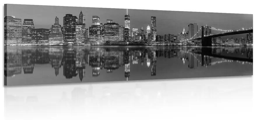 Obraz odraz Manhattanu vo vode v čiernobielom prevedení Varianta: 135x45