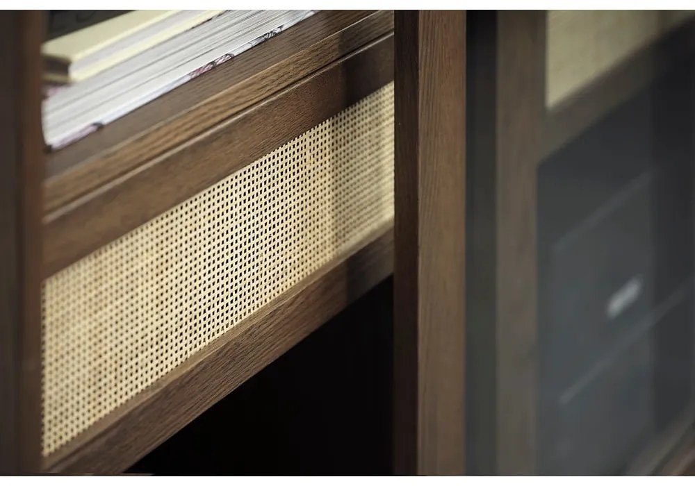 Tmavohnedá vitrína v dekore duba s posuvnými dverami 110x160 cm Barrali – Unique Furniture