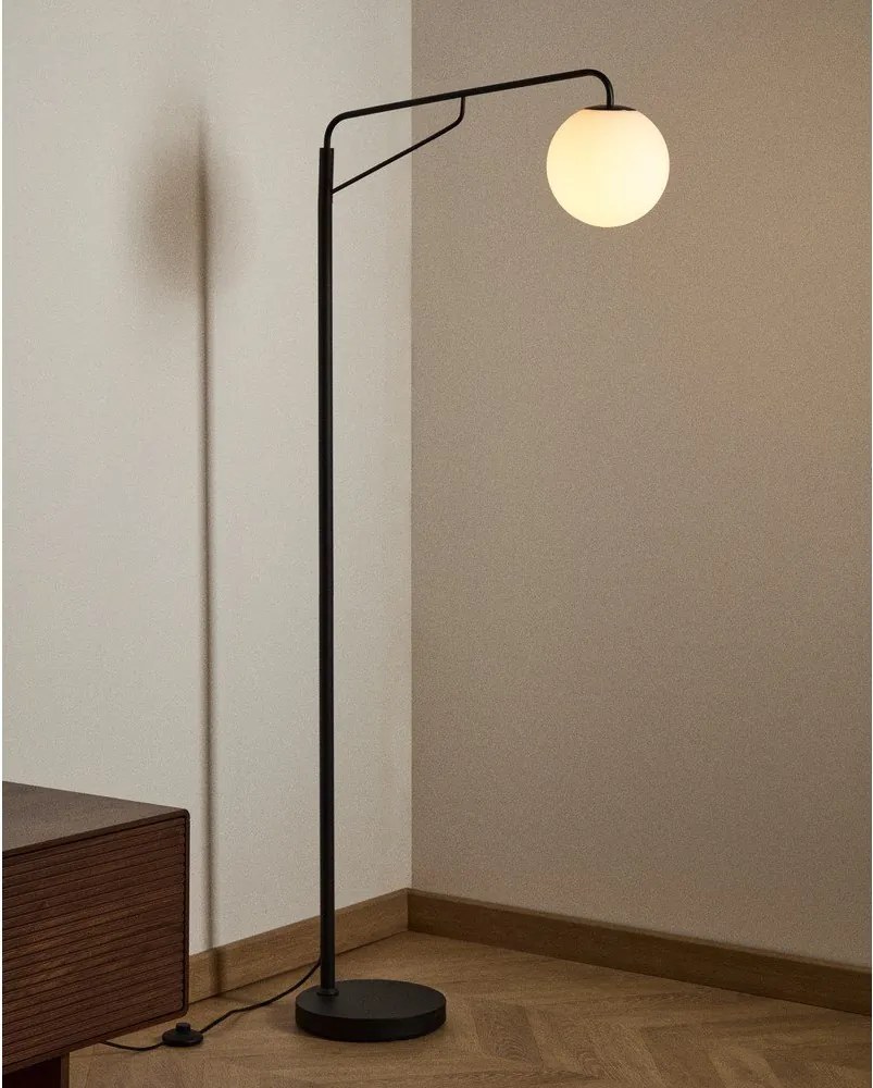 Biela/čierna stojacia lampa so skleneným tienidlom (výška 164 cm) Eilo – Kave Home