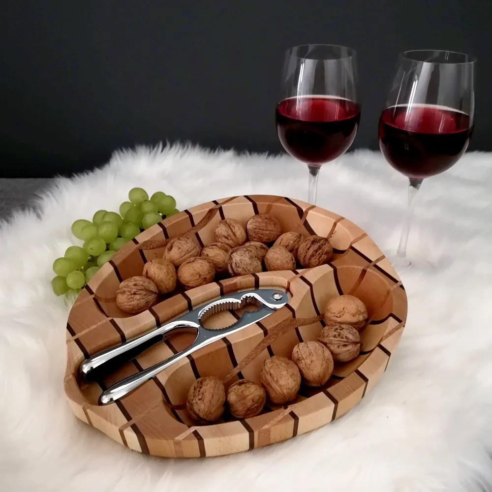 AMADEA Drevená miska mozaika v tvare orecha s luskáčikom, masívne drevo, 2 druhy drevín, 28x23x4,5 cm