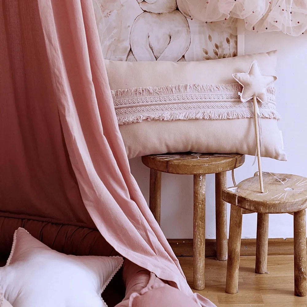 Boho obdĺžnikový vankúš s čipkou púdrovo ružová 35×60cm