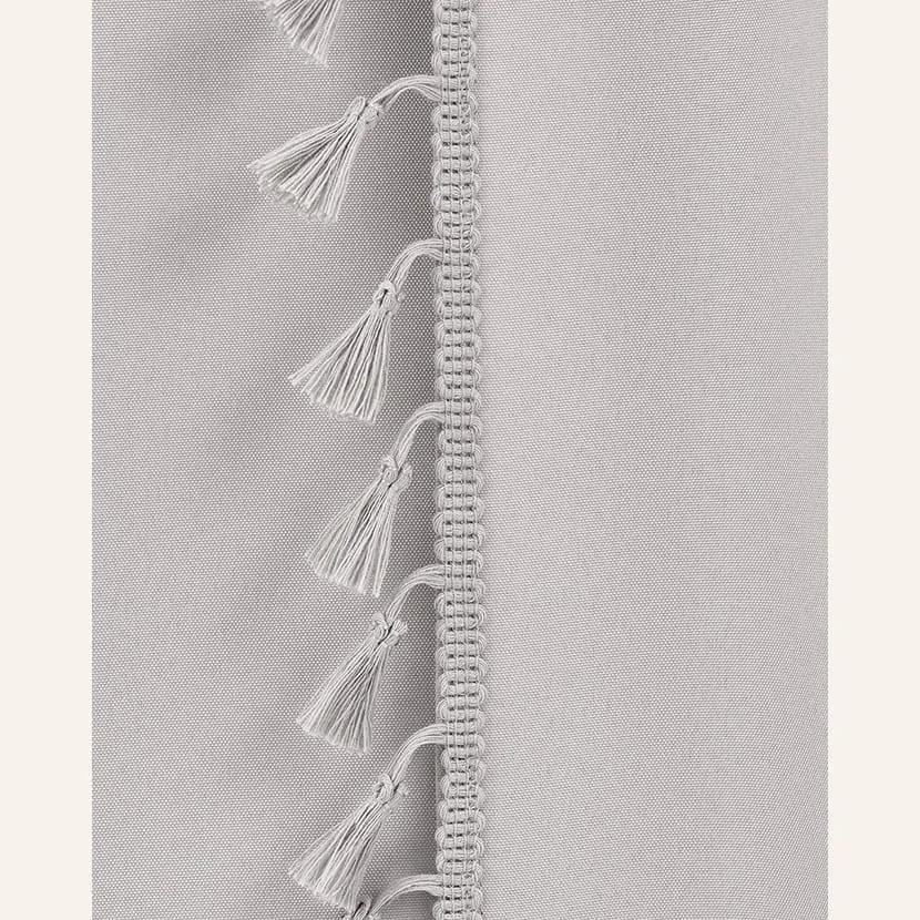 Svetlosivý záves Lara na riasiacu pásku so strapcami 140 x 250 cm