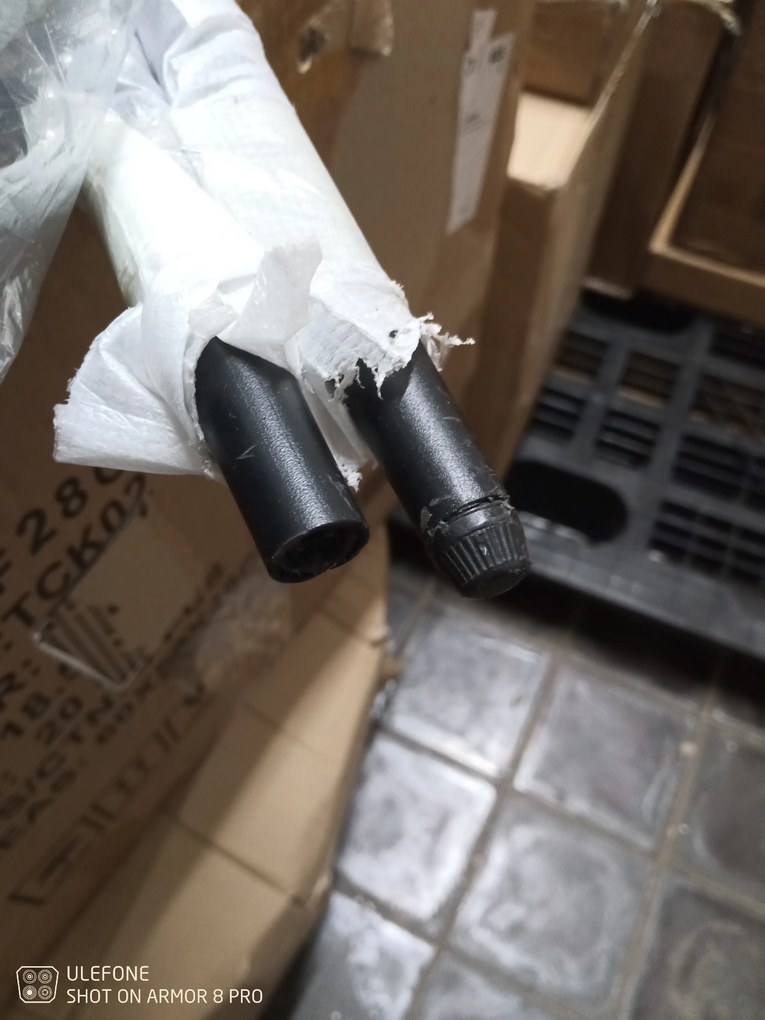 AKCIA Tmavosivá zamatová jedálenská stolička LIBRA s čiernymi nohami II. akosť