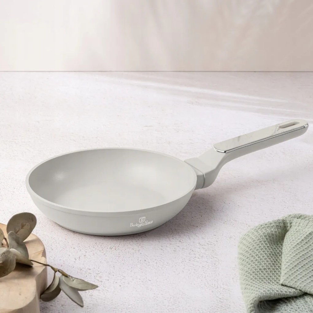 Panvica BerlingerHaus Sahara Marble 24 cm – TitanPro nepriľnavý povrch