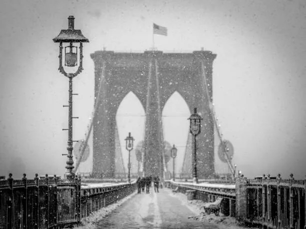 Fotografia Brooklyn Bridge with Snow in Winter, graphiknation