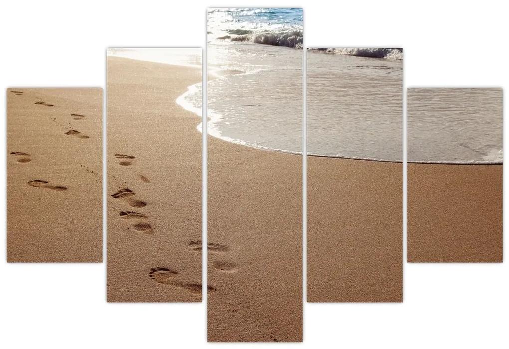 Obraz - stopy v piesku a more (150x105 cm)