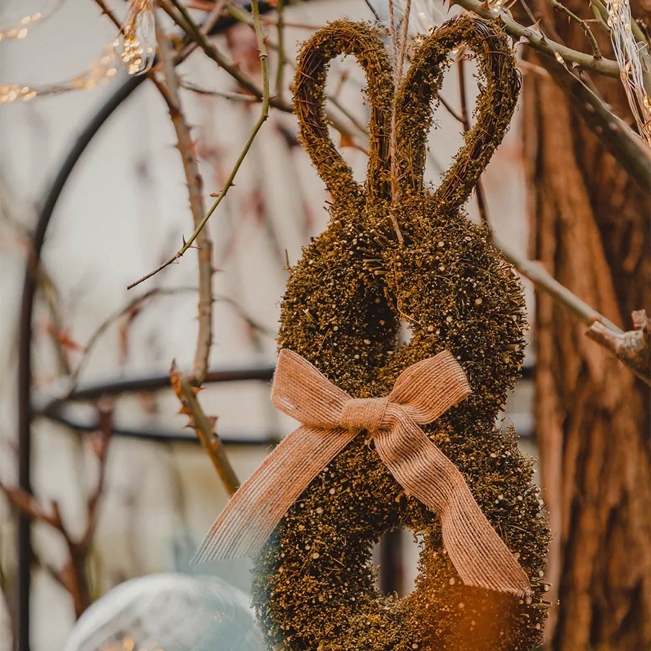 DECOLED Velikonoční dekorace zajíc k zavěšení, 40 cm, proutí, IP44 venkovní