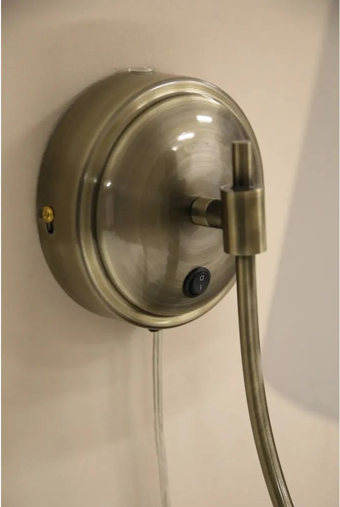 Biele/v mosadznej farbe nástenné svietidlo do zásuvky Amar – Markslöjd