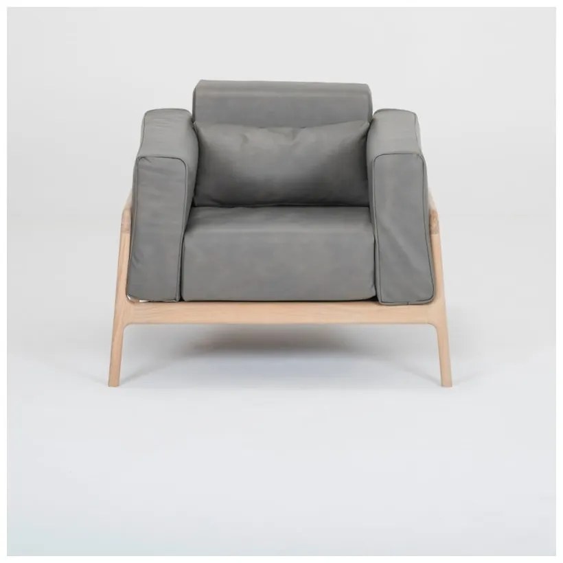 Tmavosivé kreslo z byvolej kože s konštrukciou z masívneho dubového dreva Gazzda Fawn