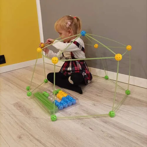 KRUZZEL Slamková stavebnica detskej pevnosti Funstruction - svietiaca - 64+36 ks