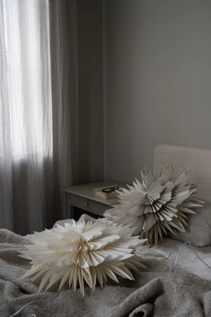 Watt & Veke Závesná svietiaca hviezda Maja Greige 50 cm