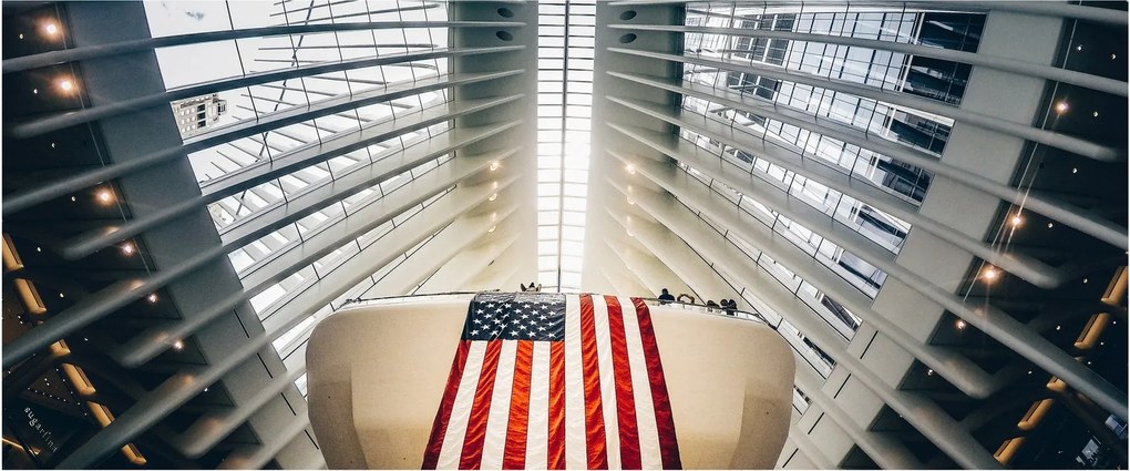 Obraz stavby s vlajkou USA (120x50 cm)