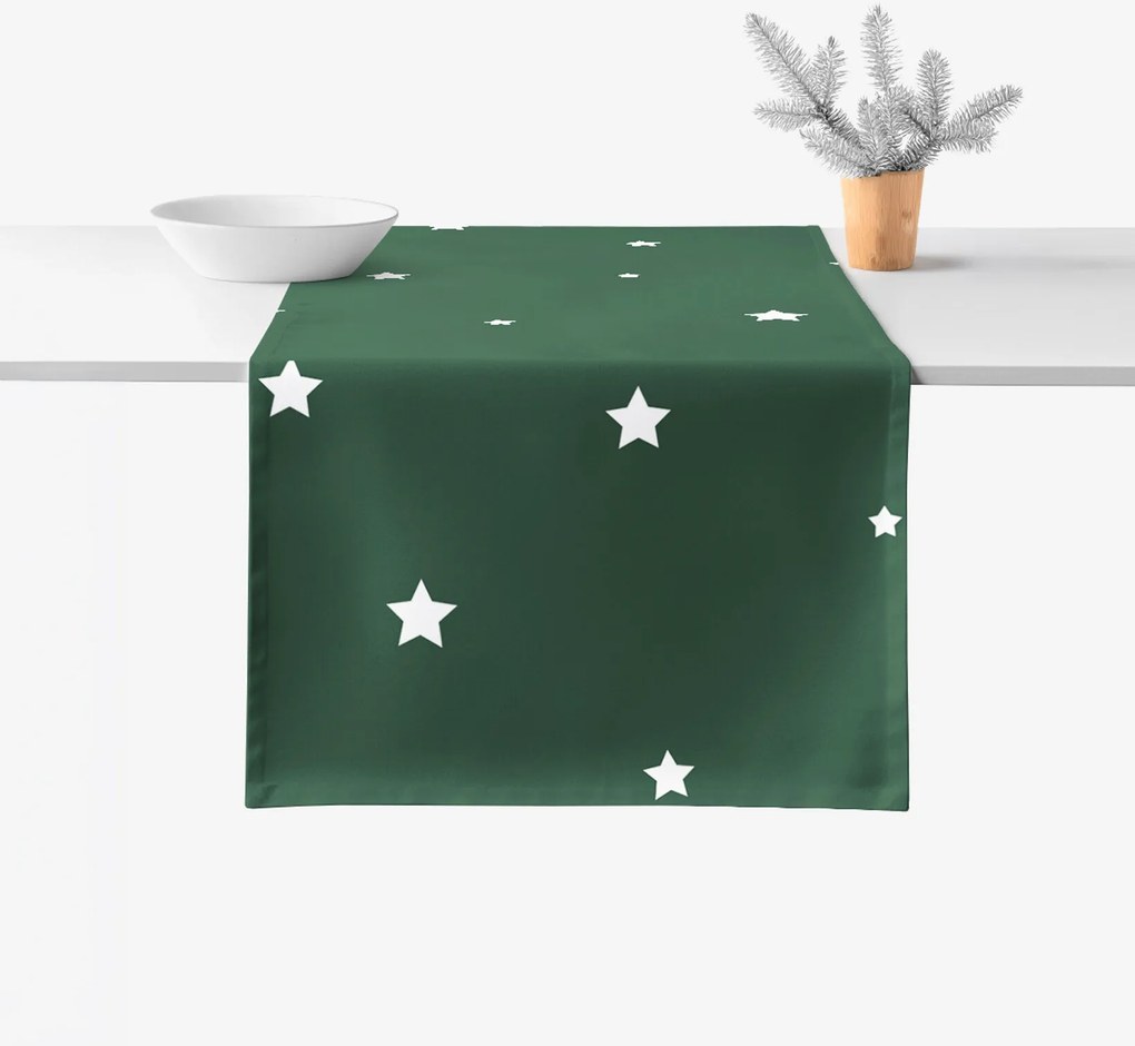 Goldea vianočný behúň na stôl 100% bavlnené plátno - hviezdičky na tmavo zelenej 20x140 cm